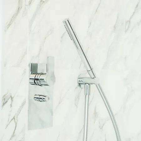 Loris - History & Luxury